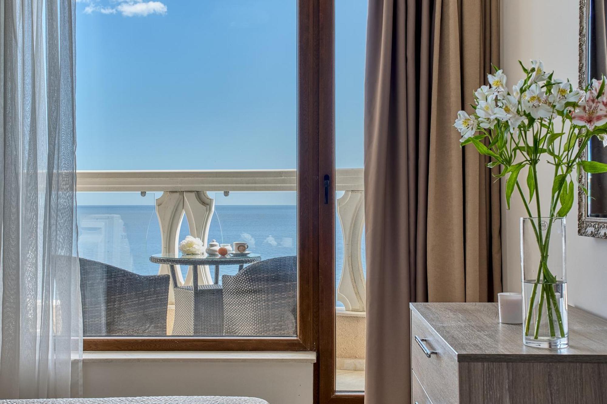Apartment Dreams In La Golden Sands